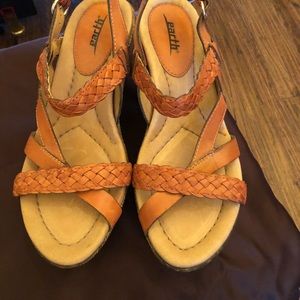 Earth sandals size 7.5M great condition.